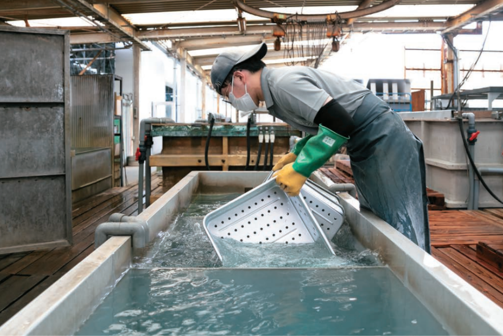 高萩工場訪問記② — 研磨とアルマイト加工の手作業