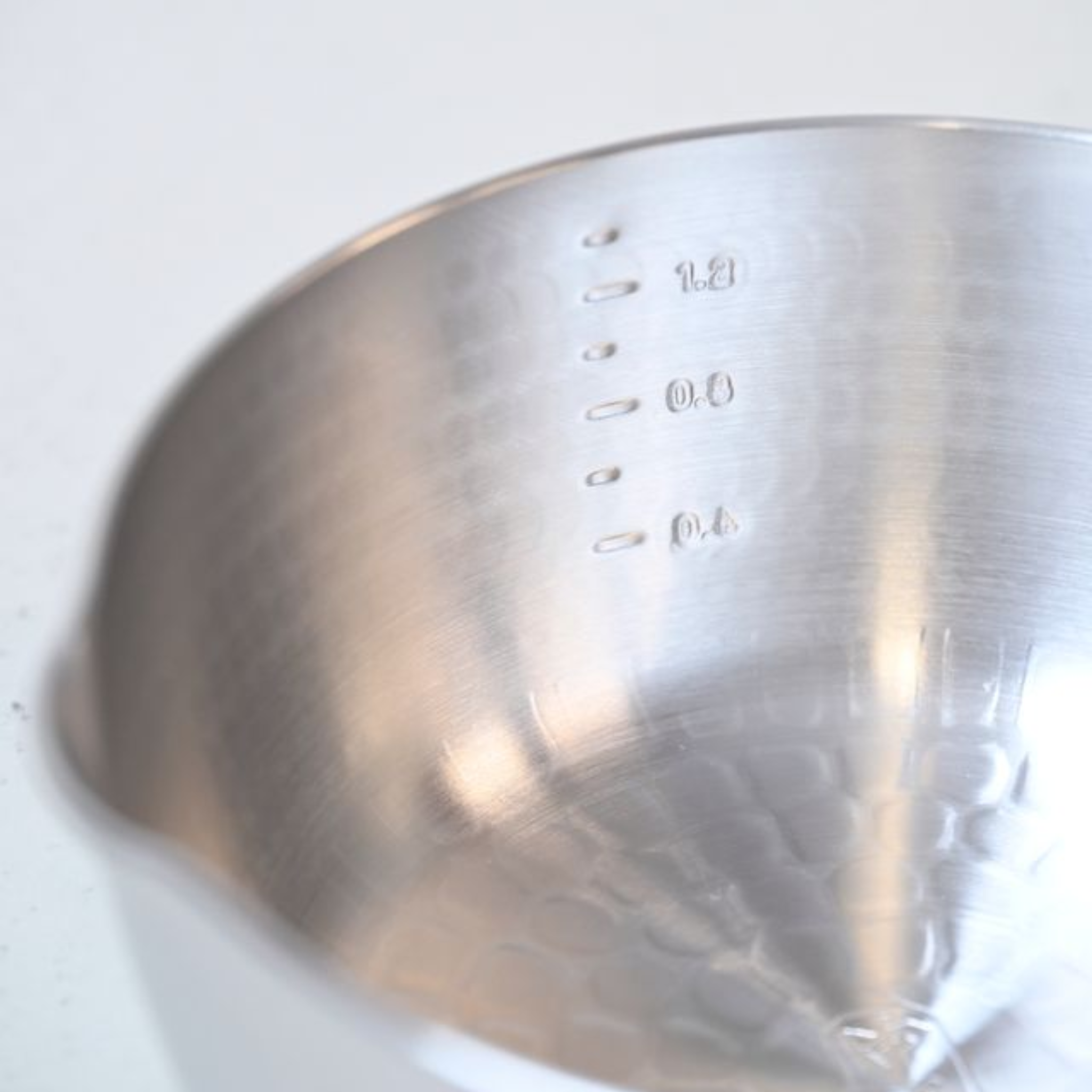 アルミ 底平 浅型打出 雪平鍋(目盛付)24cm 雪平鍋(目盛付) アルミ 底平 浅型打出 24cm｜うさマートジャパン