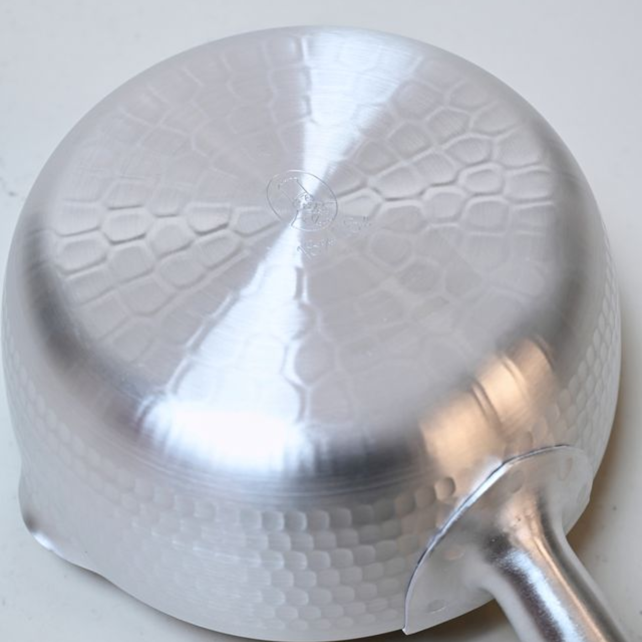 アルミ 底平 浅型打出 雪平鍋(目盛付)24cm 雪平鍋(目盛付) アルミ 底平 浅型打出 24cm｜うさマートジャパン