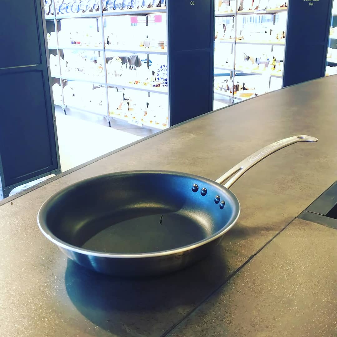 中尾アルミ製作所 キングフロン(スノーホワイト) オール熱源対応 浅型 27cm ND-12S 中尾アルミ製作所 キングフロン(スノーホワイト) オール熱源対応 浅型